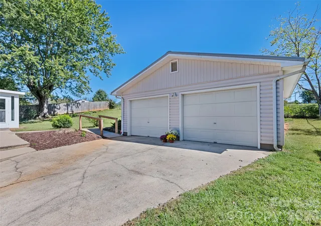 Photo 3 of Single family home for sale at 158 Candlelight Cir, Clyde, NC 28721 | MLS# 4429323 | Listing updated on 2026-10-01