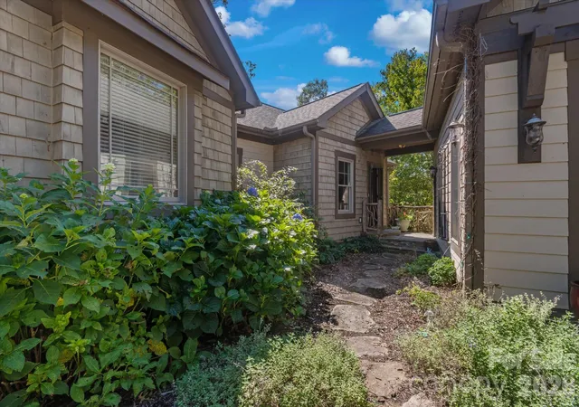 Photo 3 of Single family home for sale at 44 Sunset Tr, Brevard, NC 28712 | MLS# 4429326 | Listing updated on 2026-10-05