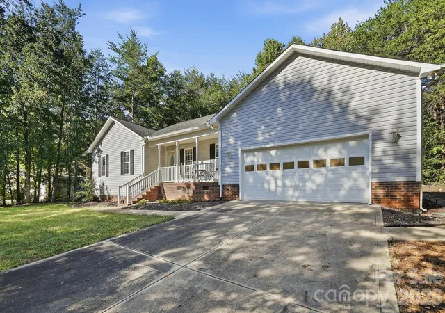 Photo 3 of Single family home for sale at 3649 Navajo Dr, Maiden, NC 28650 | MLS# 4429338 | Listing updated on 2026-10-02
