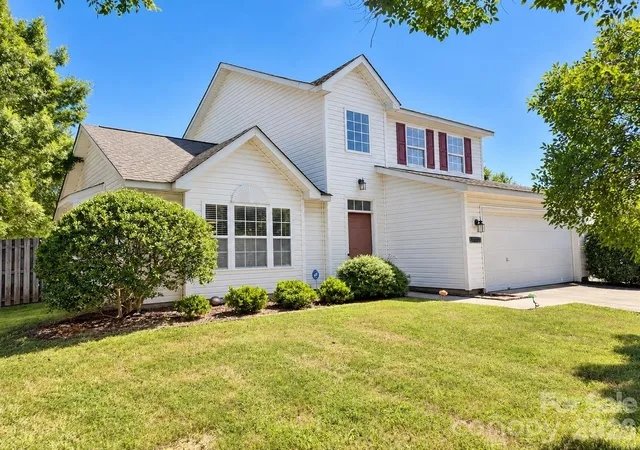 Photo 1 of Single family home for sale at 15751 Southern Garden Ln, Charlotte, NC 28278 | MLS# 4429361 | Listing updated on 2026-10-03