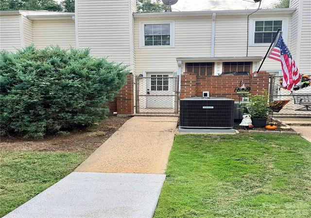 Photo 3 of Condo for sale at 11011 Hunter Trl Ln, Charlotte, NC 28226 | MLS# 4429375 | Listing updated on 2026-10-07