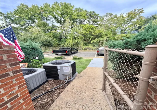Photo 3 of Condo for sale at 11011 Hunter Trl Ln, Charlotte, NC 28226 | MLS# 4429375 | Listing updated on 2026-10-07