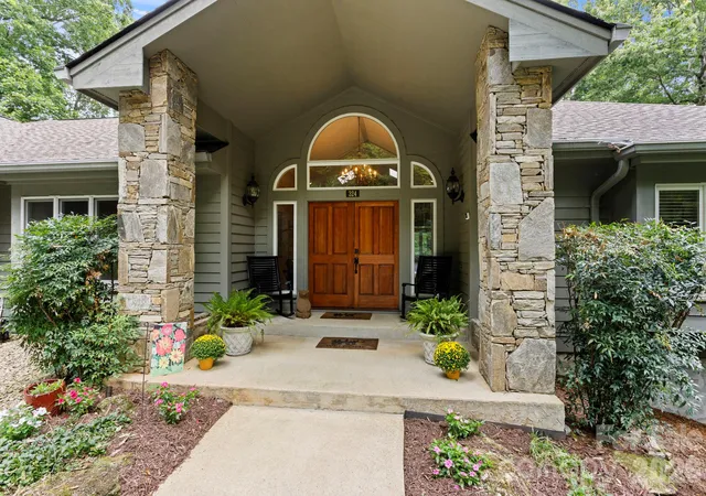 Photo 3 of Single family home for sale at 324 Kenmure Dr, Flat Rock, NC 28731 | MLS# 4429417 | Listing updated on 2026-10-02