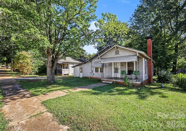 Photo 2 of Single family home for sale at 149 Woodlawn Dr, Statesville, NC 28677 | MLS# 4429445 | Listing updated on 2026-10-03
