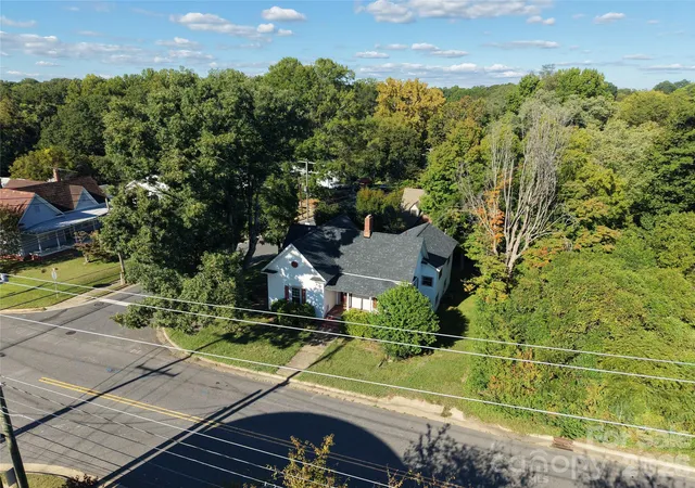 Photo 2 of Single family home for sale at 261 W Iredell Ave, Mooresville, NC 28115 | MLS# 4429457 | Listing updated on 2026-10-07