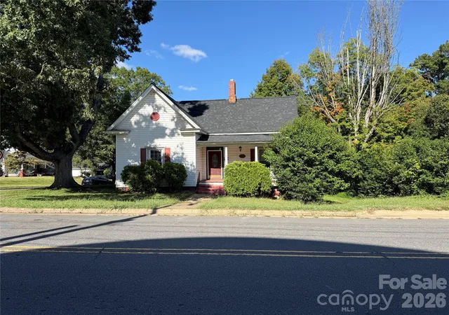 Photo 3 of Single family home for sale at 261 W Iredell Ave, Mooresville, NC 28115 | MLS# 4429457 | Listing updated on 2026-10-07