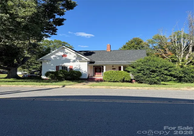 Photo 3 of Single family home for sale at 261 W Iredell Ave, Mooresville, NC 28115 | MLS# 4429457 | Listing updated on 2026-10-07