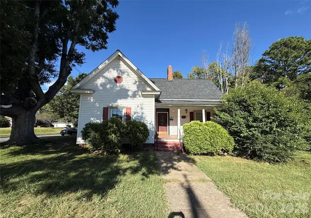 Photo 4 of Single family home for sale at 261 W Iredell Ave, Mooresville, NC 28115 | MLS# 4429457 | Listing updated on 2026-10-07