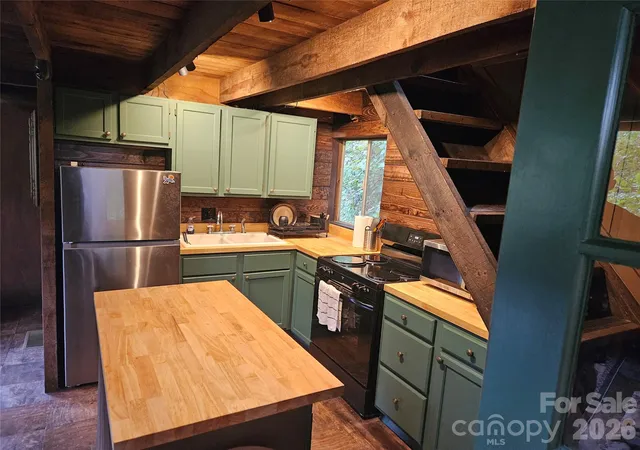 Photo 3 of Single family home for sale at 42 Mountain Farm Rd, Burnsville, NC 28714 | MLS# 4429463 | Listing updated on 2026-10-03