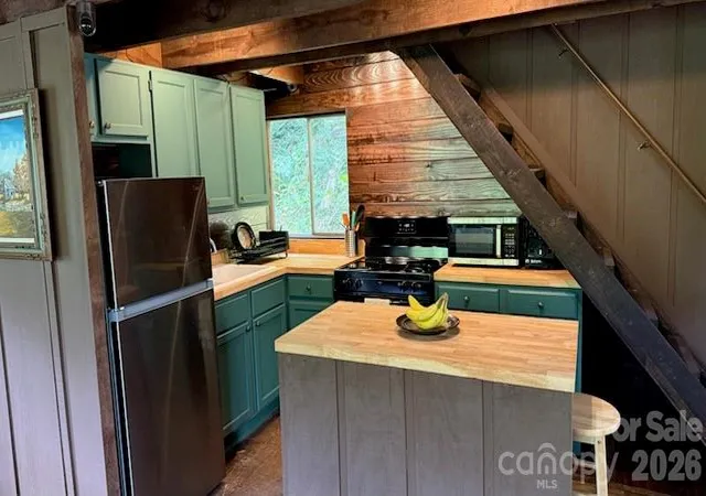 Photo 4 of Single family home for sale at 42 Mountain Farm Rd, Burnsville, NC 28714 | MLS# 4429463 | Listing updated on 2026-10-03
