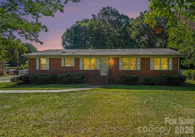 Photo 1 of Single family home for sale at 1204 Vickie Ln, Matthews, NC 28104 | MLS# 4429467 | Listing updated on 2026-10-02