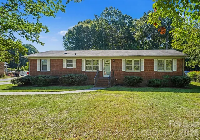 Photo 2 of Single family home for sale at 1204 Vickie Ln, Matthews, NC 28104 | MLS# 4429467 | Listing updated on 2026-10-02
