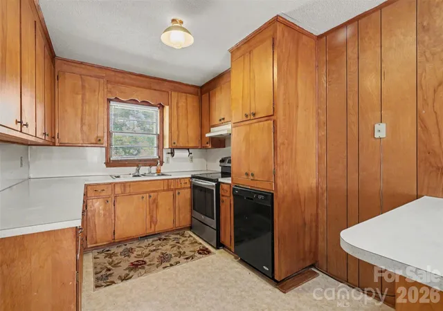 Photo 4 of Single family home for sale at 1204 Vickie Ln, Matthews, NC 28104 | MLS# 4429467 | Listing updated on 2026-10-02