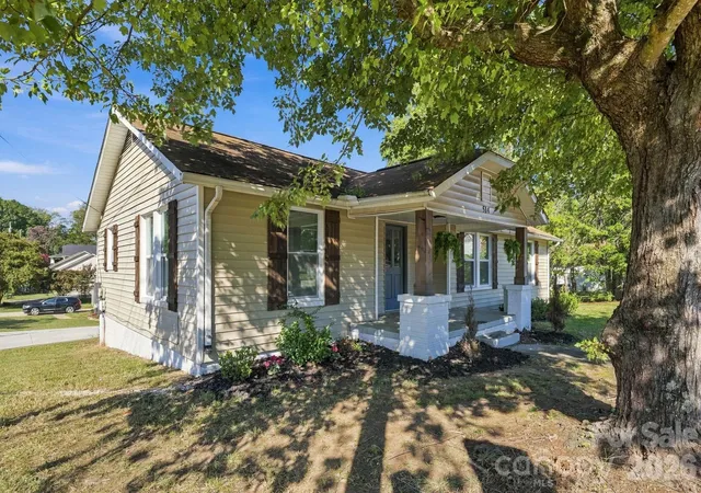 Photo 3 of Single family home for sale at 514 S Chapel St, Landis, NC 28088 | MLS# 4429490 | Listing updated on 2026-10-12