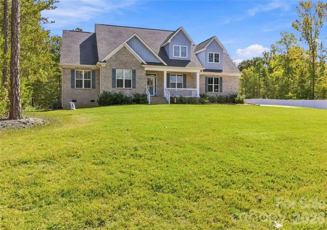 Photo 3 of Single family home for sale at 418 Kingsburry Rd, Clover, SC 29710 | MLS# 4429491 | Listing updated on 2026-10-01