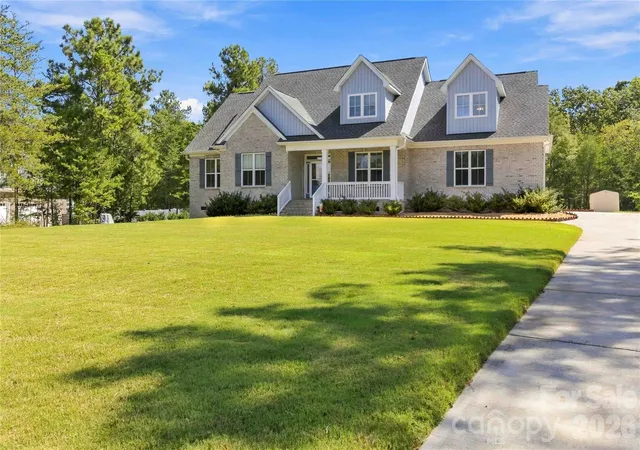 Photo 3 of Single family home for sale at 418 Kingsburry Rd, Clover, SC 29710 | MLS# 4429491 | Listing updated on 2026-10-01
