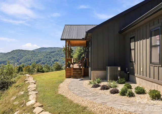 Photo 4 of Single family home for sale at 669 Crystal Hts Dr, Hendersonville, NC 28739 | MLS# 4429499 | Listing updated on 2026-10-02