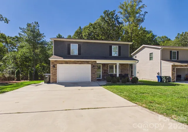 Photo 3 of Single family home for sale at 1358 26th Avenue Ne, Hickory, NC 28601 | MLS# 4429500 | Listing updated on 2026-09-30