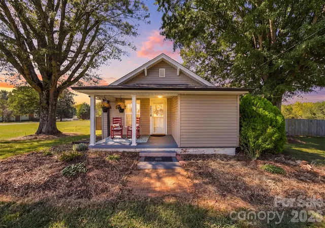 Photo 1 of Single family home for sale at 4021 Sulphur Springs Rd Ne, Hickory, NC 28601 | MLS# 4429506 | Listing updated on 2026-10-06