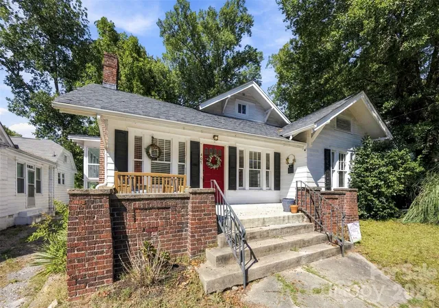 Photo 3 of Single family home for sale at 407 S South, Gastonia, NC 28052 | MLS# 4429534 | Listing updated on 2026-10-01