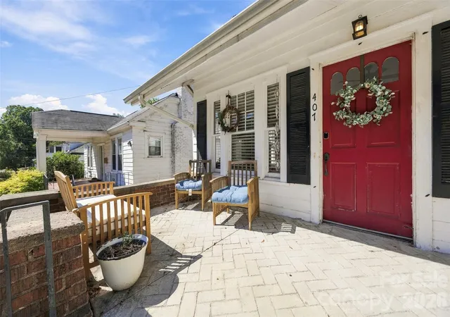 Photo 3 of Single family home for sale at 407 S South, Gastonia, NC 28052 | MLS# 4429534 | Listing updated on 2026-10-01