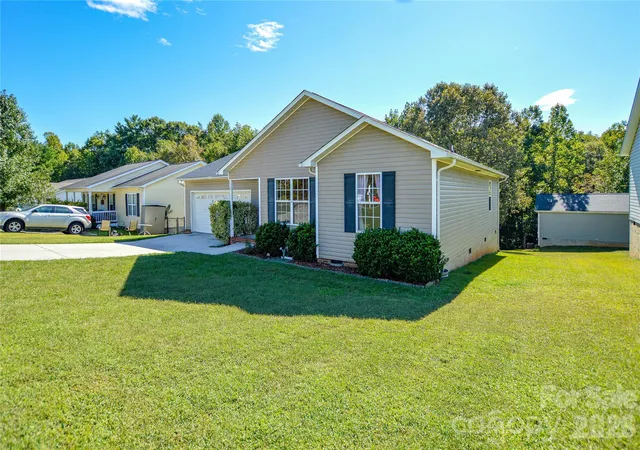 Photo 3 of Single family home for sale at 175 Alexander Heritage Dr #61, Hickory, NC 28601 | MLS# 4429549 | Listing updated on 2026-10-01