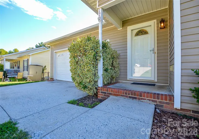 Photo 4 of Single family home for sale at 175 Alexander Heritage Dr #61, Hickory, NC 28601 | MLS# 4429549 | Listing updated on 2026-10-01