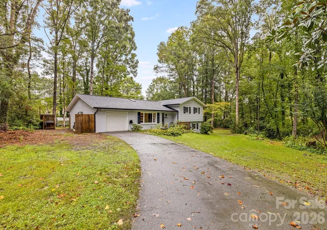 Photo 2 of Single family home for sale at 3238 Debbie Dr, Hendersonville, NC 28791 | MLS# 4429560 | Listing updated on 2026-10-01