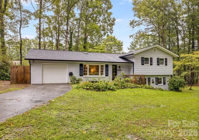 Photo 3 of Single family home for sale at 3238 Debbie Dr, Hendersonville, NC 28791 | MLS# 4429560 | Listing updated on 2026-10-01