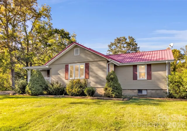 Photo 2 of Single family home for sale at 408 Sunny Dr, Waynesville, NC 28786 | MLS# 4429563 | Listing updated on 2026-09-30
