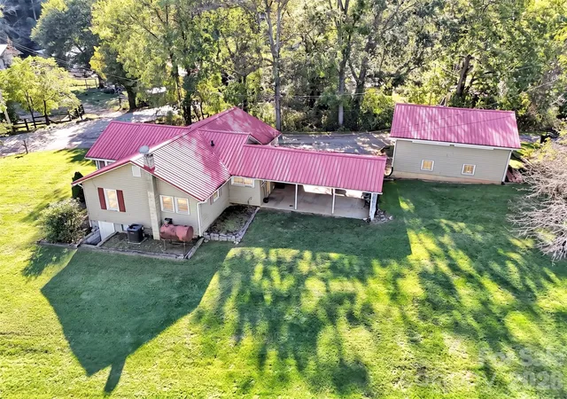 Photo 3 of Single family home for sale at 408 Sunny Dr, Waynesville, NC 28786 | MLS# 4429563 | Listing updated on 2026-09-30