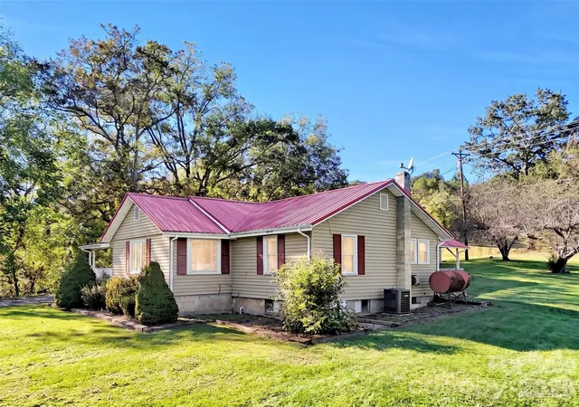 Photo 4 of Single family home for sale at 408 Sunny Dr, Waynesville, NC 28786 | MLS# 4429563 | Listing updated on 2026-09-30