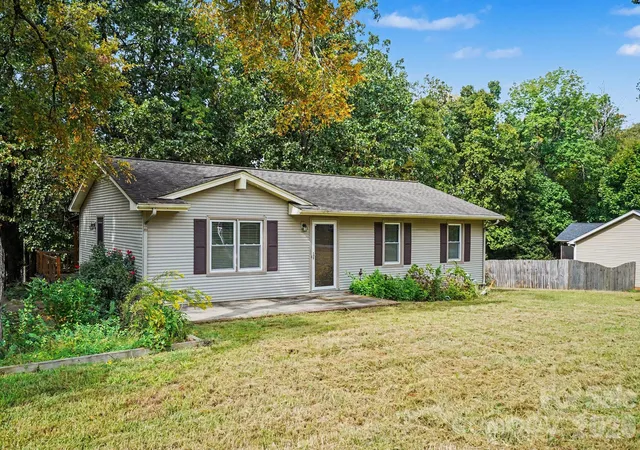 Photo 2 of Single family home for sale at 213 Cobblestone Ln Nw, Concord, NC 28027 | MLS# 4429574 | Listing updated on 2026-10-07