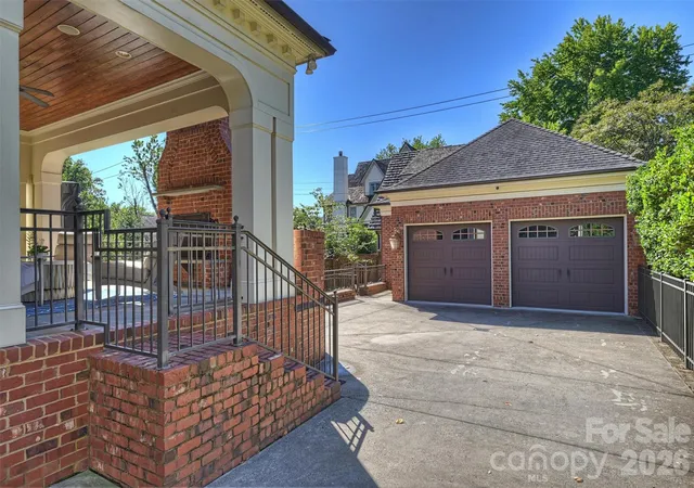 Photo 48 of Mansion for sale at 200 Huntley Pl, Charlotte, NC 28207 | MLS# 4429607 | Listing updated on 2026-10-04