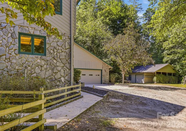 Photo 2 of Single family home for sale at 124 Moss Hl Ln, Lake Lure, NC 28746 | MLS# 4429625 | Listing updated on 2026-10-01