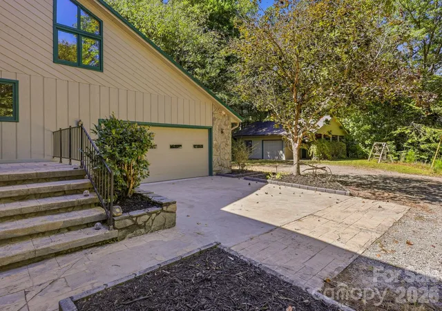 Photo 3 of Single family home for sale at 124 Moss Hl Ln, Lake Lure, NC 28746 | MLS# 4429625 | Listing updated on 2026-10-01