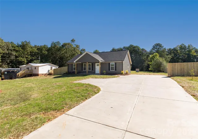 Photo 2 of Single family home for sale at 1692 Molly Cir, York, SC 29745 | MLS# 4429627 | Listing updated on 2026-09-30