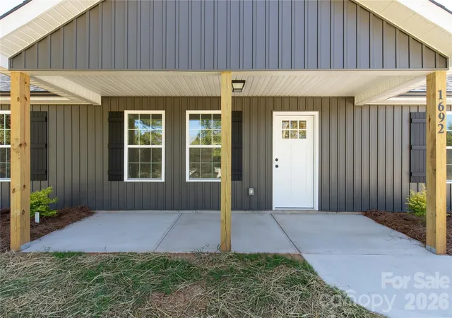 Photo 3 of Single family home for sale at 1692 Molly Cir, York, SC 29745 | MLS# 4429627 | Listing updated on 2026-09-30