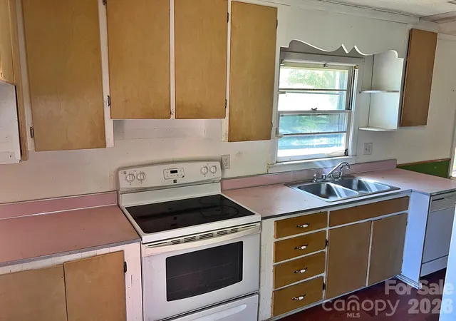 Photo 3 of Sale Pending at 650 Holland Dr, Statesville, NC 28677 | MLS# 4429686 | Listing updated on 2026-10-03