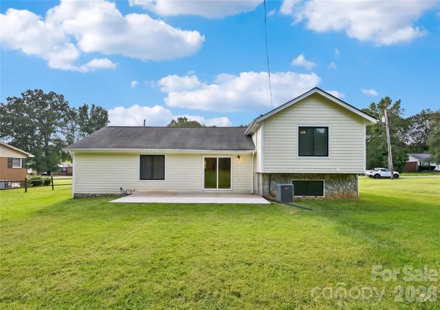 Photo 3 of Single family home for sale at 1106 Stanton Dr, Shelby, NC 28150 | MLS# 4429688 | Listing updated on 2026-10-07