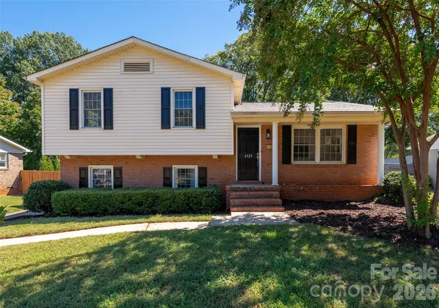 Single family home for sale at 6929 Thorncliff Dr, Charlotte, NC 28210 | MLS# 4429691