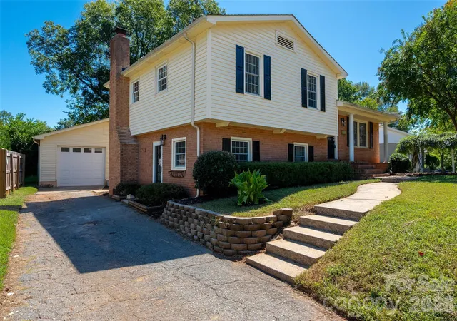 Photo 1 of Single family home for sale at 6929 Thorncliff Dr, Charlotte, NC 28210 | MLS# 4429691 | Listing updated on 2026-10-01