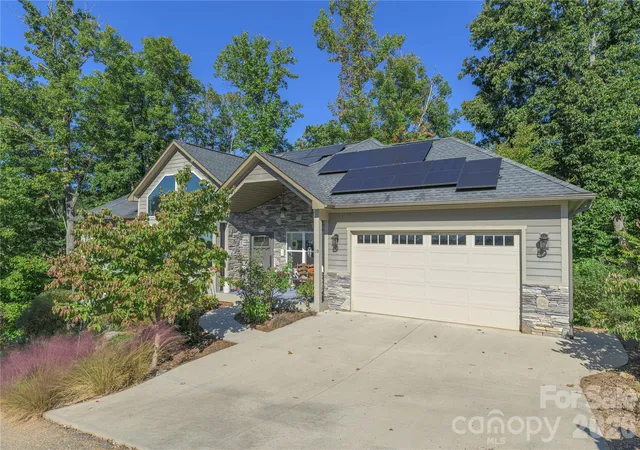 Photo 2 of Single family home for sale at 18 Herron View Ln, Weaverville, NC 28787 | MLS# 4429722 | Listing updated on 2026-10-03