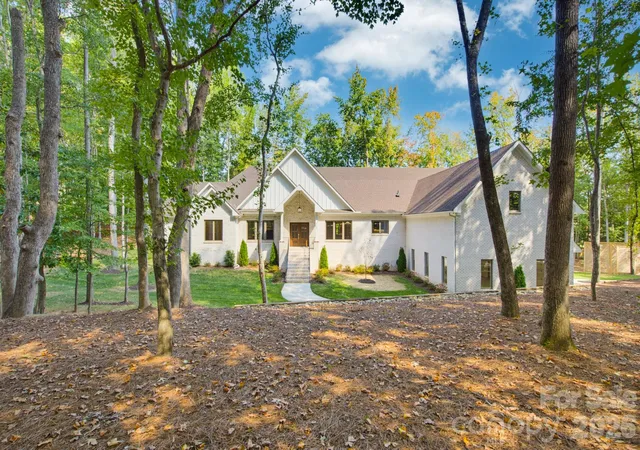 Photo 1 of Single family home for sale at 2507 Forest Lawn Dr, Matthews, NC 28104 | MLS# 4429728 | Listing updated on 2026-10-05