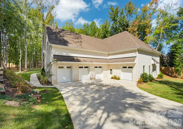Photo 2 of Single family home for sale at 2507 Forest Lawn Dr, Matthews, NC 28104 | MLS# 4429728 | Listing updated on 2026-10-05