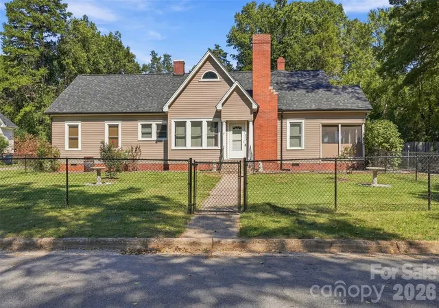 Photo 2 of Single family home for sale at 924 Maple Ave, Salisbury, NC 28144 | MLS# 4429731 | Listing updated on 2026-10-15