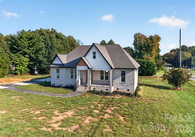 Photo 2 of Single family home for sale at 122 Manteo Rd, Lexington, NC 27295 | MLS# 4429744 | Listing updated on 2026-10-05