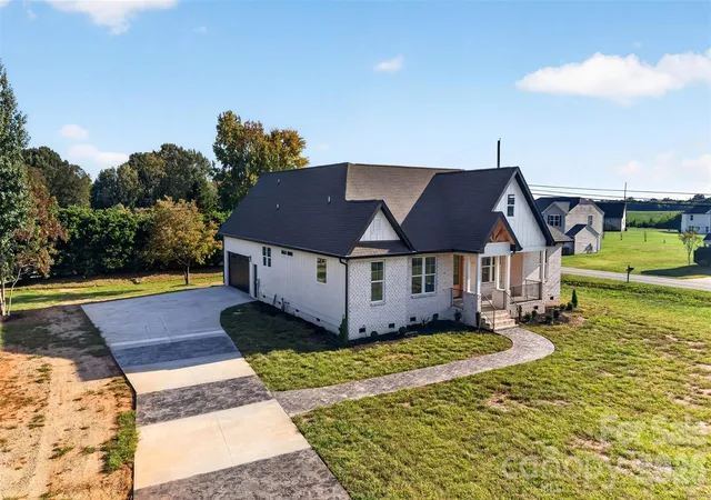 Photo 3 of Single family home for sale at 122 Manteo Rd, Lexington, NC 27295 | MLS# 4429744 | Listing updated on 2026-10-05