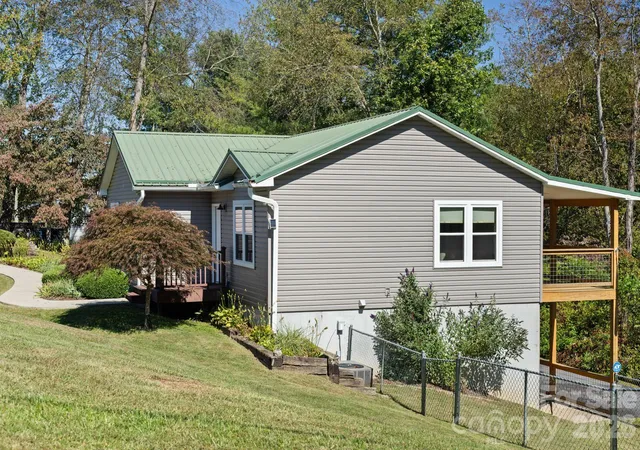 Photo 3 of Single family home for sale at 74 Ridgeline Rd, Clyde, NC 28721 | MLS# 4429782 | Listing updated on 2026-10-04