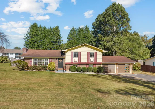 Photo 1 of Single family home for sale at 87 Underhill Rd, Hendersonville, NC 28792 | MLS# 4429817 | Listing updated on 2026-10-07